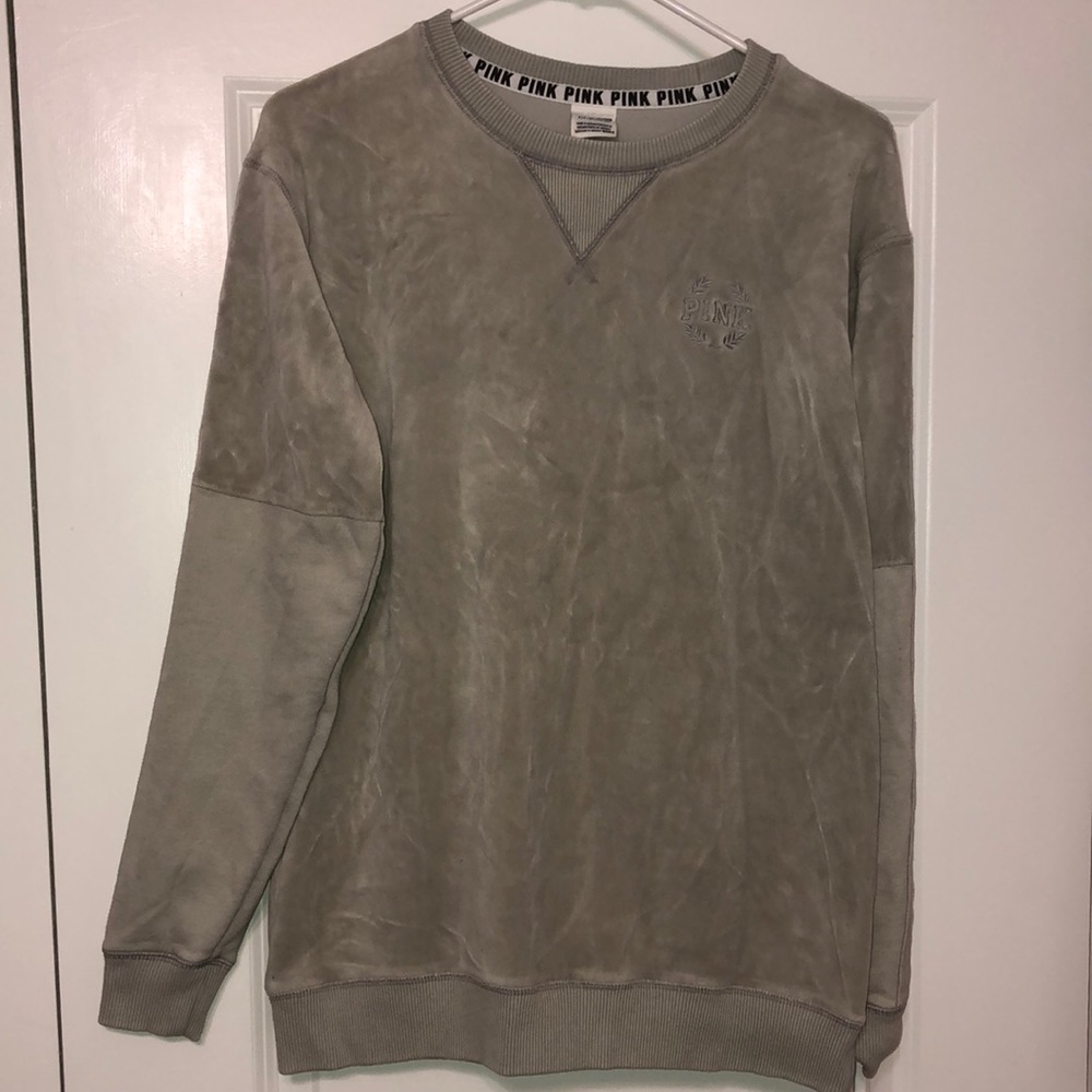 This Gray Victoria’s Secret PINK top is a size S.